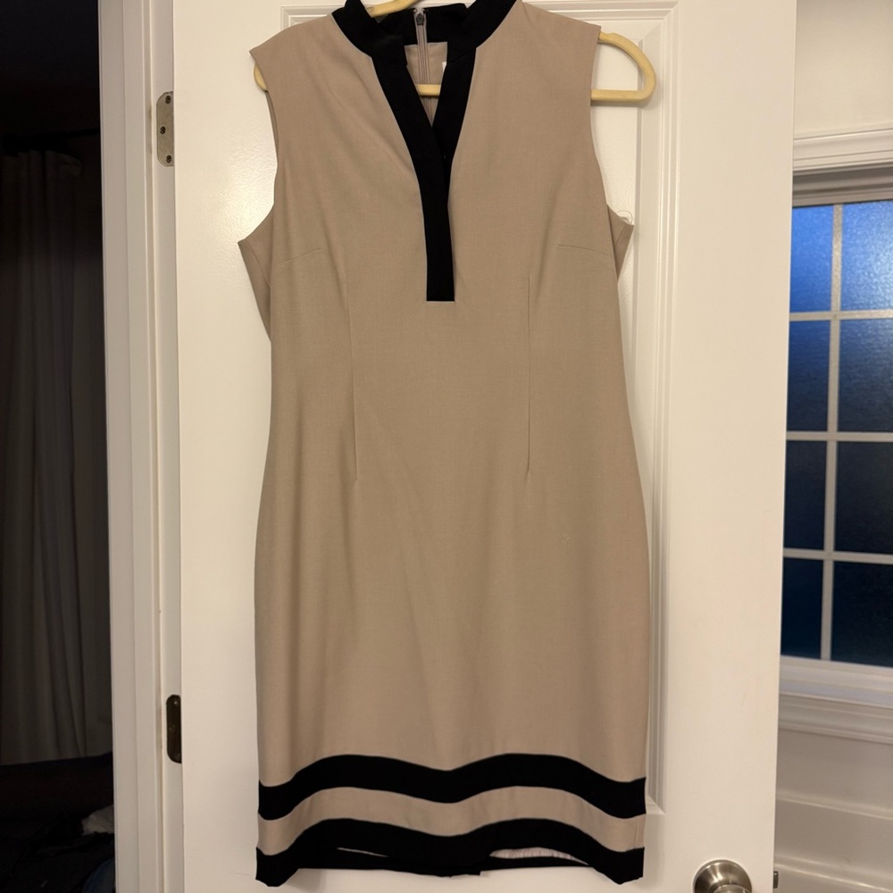 Elegant Calvin Klein Sleeveless Beige and Black Dress